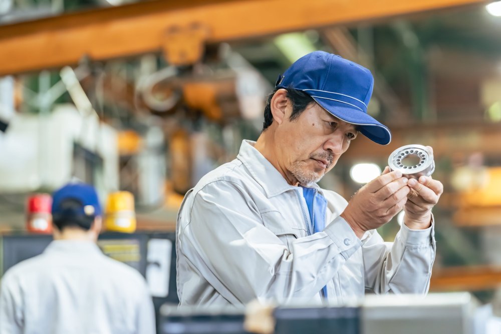 部品を確認する作業員