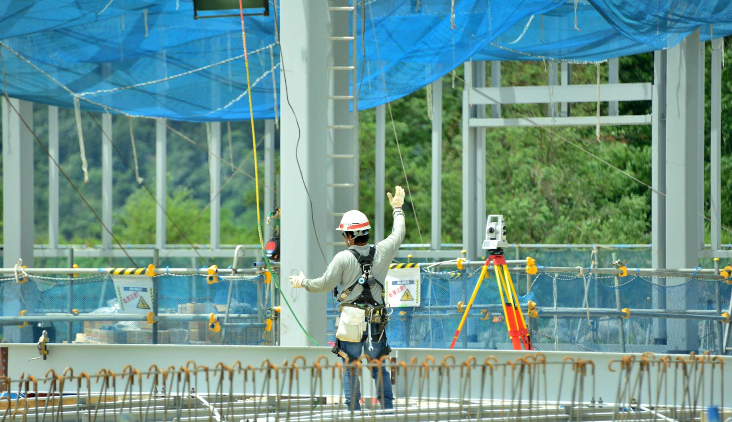 工事現場で測量する作業員