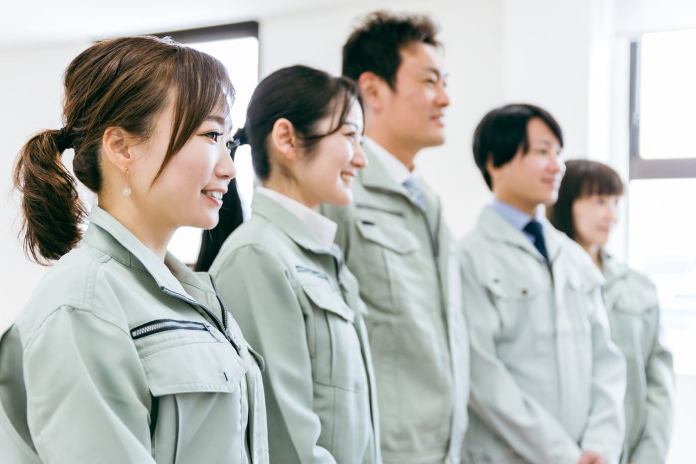 作業服姿で並ぶ人々
