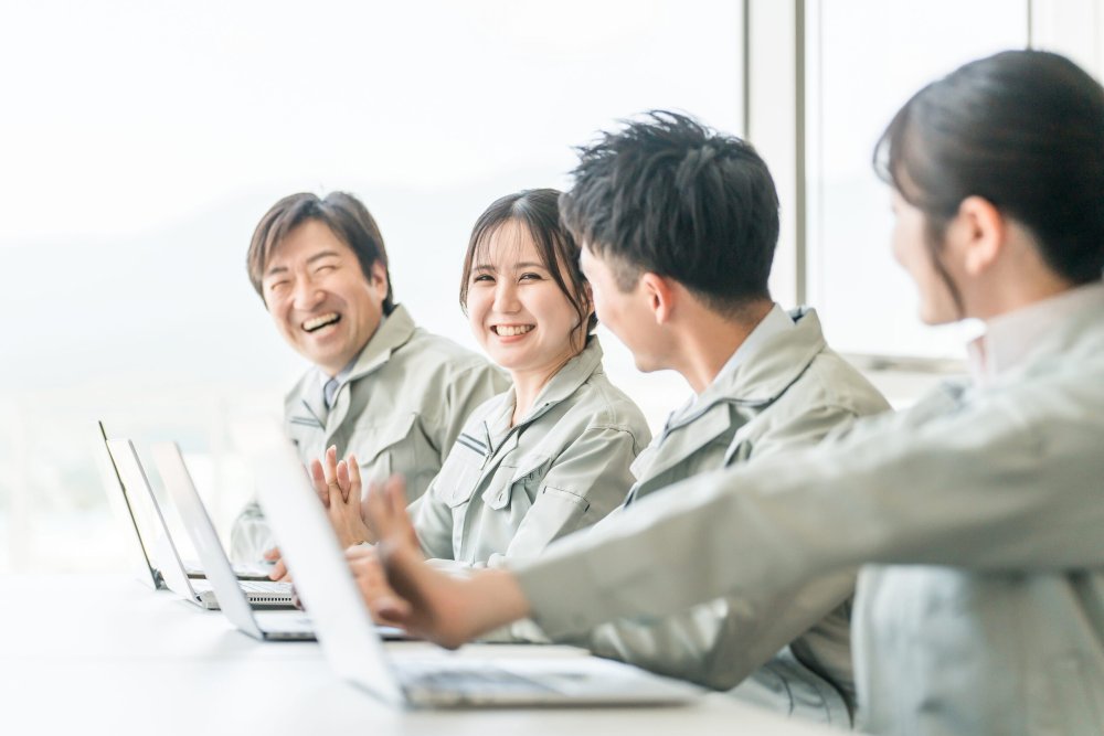 笑顔で話す作業員