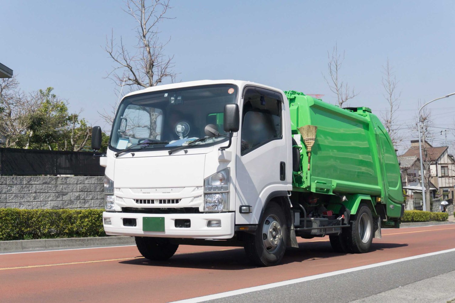 道路を走るタンク車