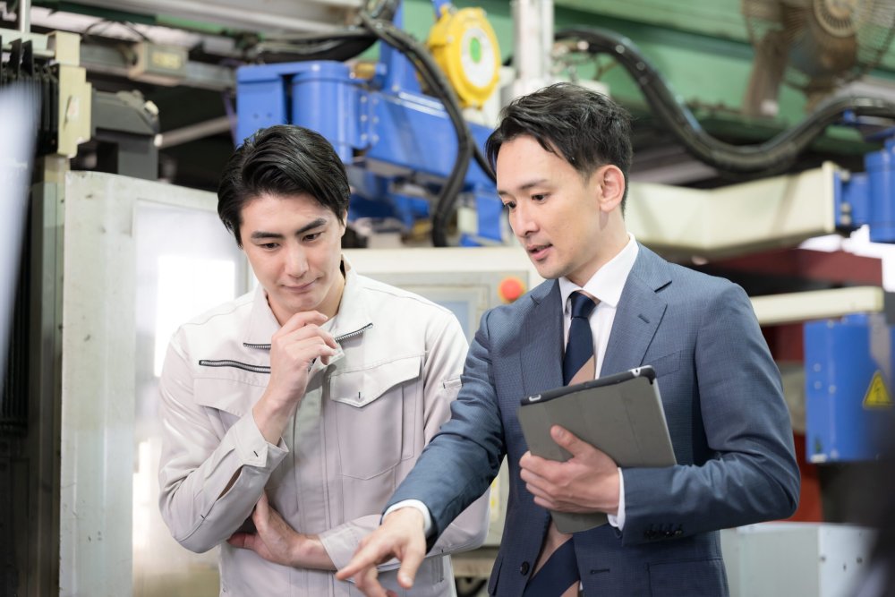 工場で資料を確認する二人